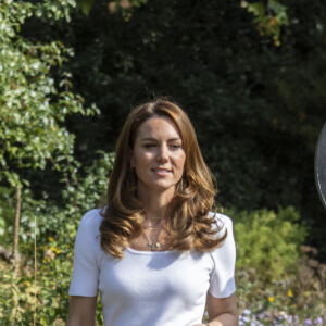 Kate Middleton montou produção fresquinha com calça colorida e blusa branca