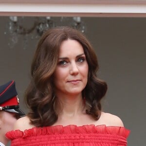 Kate Middleton já usou longo vermelho soltinho com decote ombro a ombro