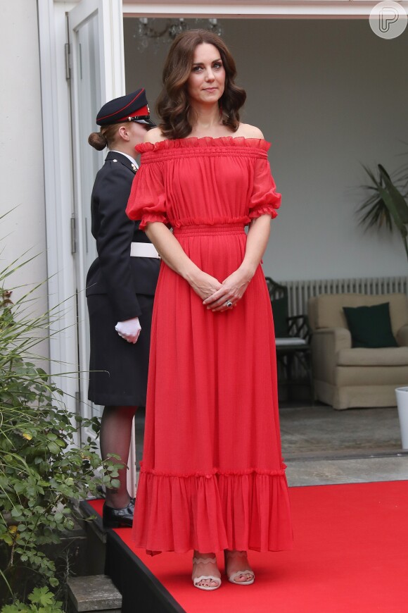 Kate Middleton já usou longo vermelho soltinho com decote ombro a ombro