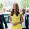 Kate Middleton já usou vestido em tom claro de amarelo com saia rodada