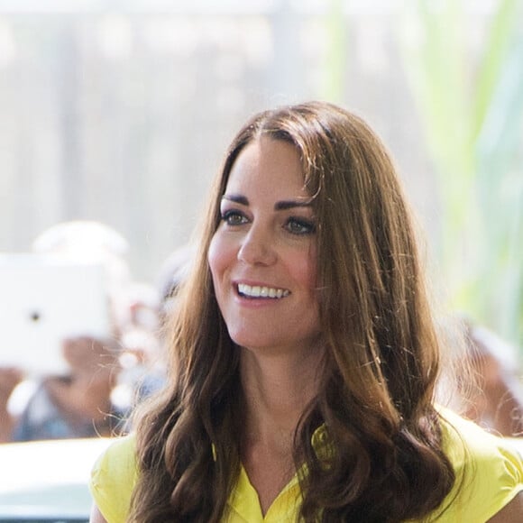 Kate Middleton já usou vestido em tom claro de amarelo com saia rodada