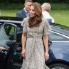 Vestidos fluídos com cores pastéis são queridinhos de Kate Middleton