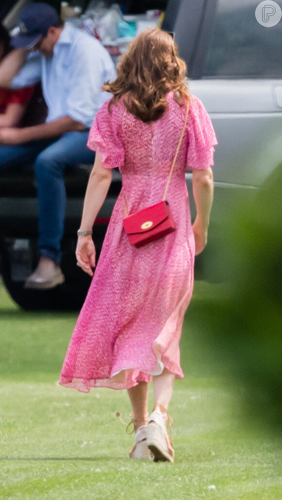 Kate Middleton adora peças acinturadas de tecidos levinhos