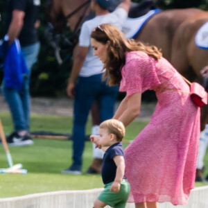 Kate Middleton usou vestido cor de rosa midi em dia ao ar livre com filhos