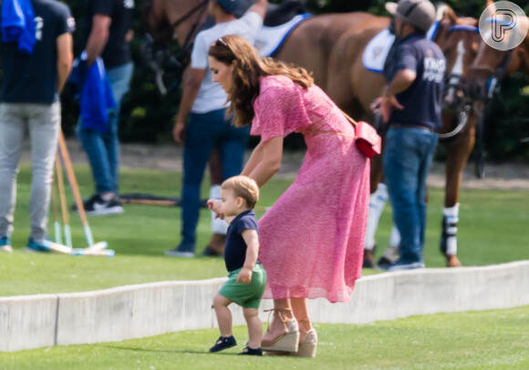 Kate Middleton usou vestido cor de rosa midi em dia ao ar livre com filhos