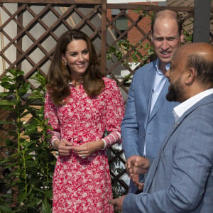 Vestido vermelho floral de Kate Middleton tinha comprimento midi e mangas bufantes