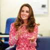 Kate Middleton escolheu vestido com estampa vermelha floral