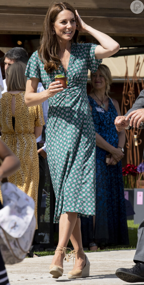 Kate Middleton escolheu vestido fluído com estampa geométrica