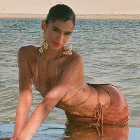 Bruna Marquezine divulga fotos de bastidores de campanha em parceria com a Arezzo