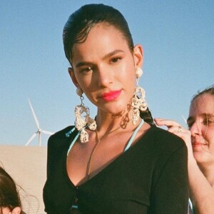 Bruna Marquezine apostou em moda descolada e atual para fotos de campanha em parceria com marca de calçados