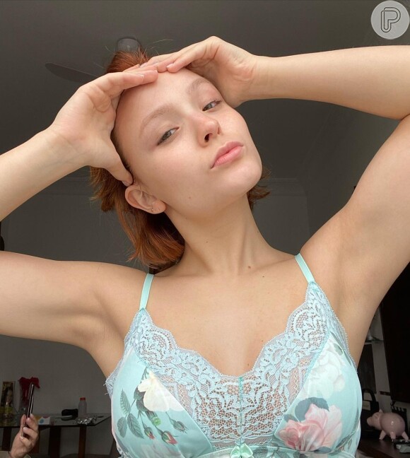 Larissa Manoela faz fotos de pijama e sem maquiagem