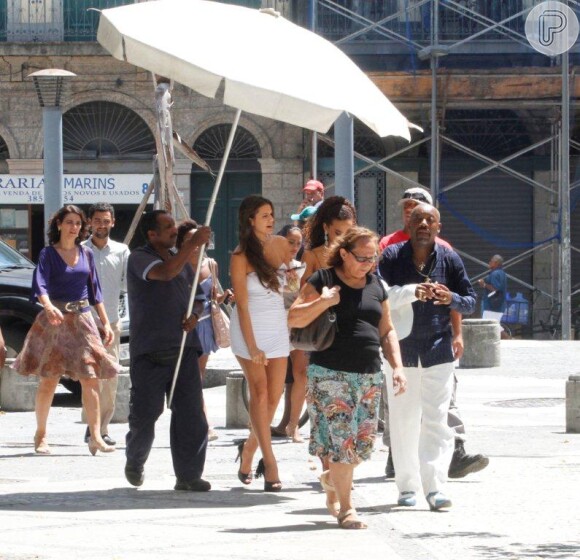 Atrizes de 'Salve Jorge' sofrem com o calor durante a gravação na Estudantina Musical, no Centro do Rio de Janeiro, em 4 de março de 2013