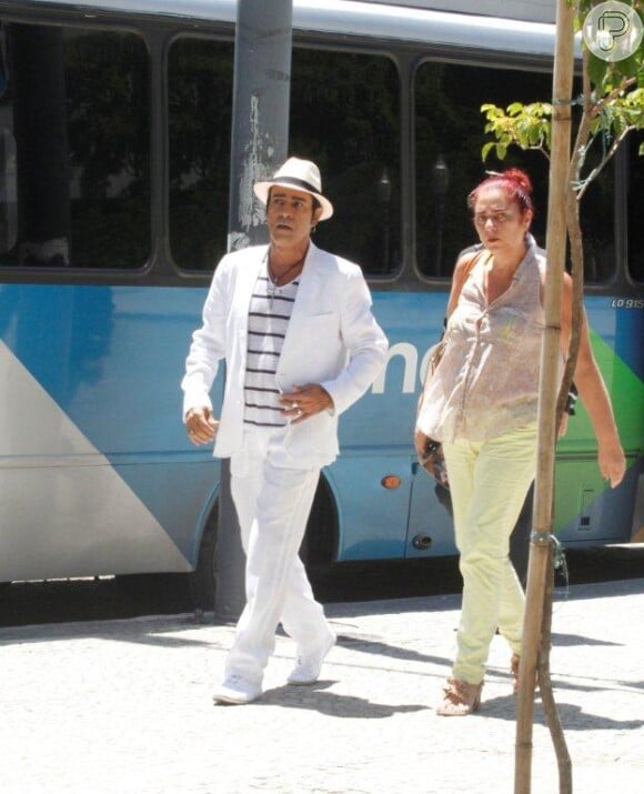 O cantor Elymar Santos fez uma participação especial na novela das nove e se protegeu do sol apenas com seu chapéu