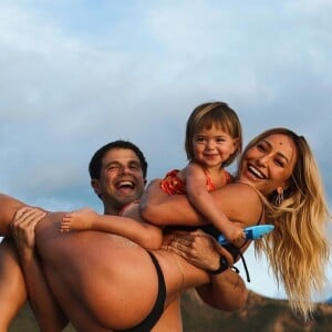 Sabrina Sato vem postando fotos íntimas ao lado da filha e do marido