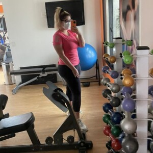 Marília Mendonça exibe corpo mais magro em look fitness