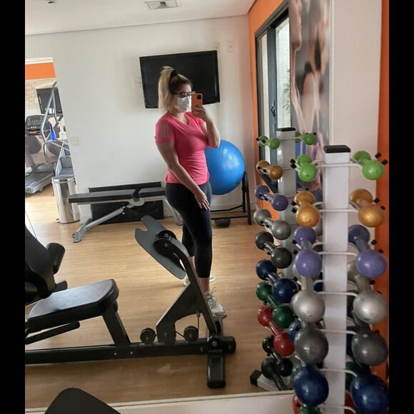Marília Mendonça exibe corpo mais magro em look fitness