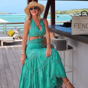 Moda praia de Ana Paula Siebert tem acessórios e looks glam