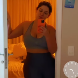 De top, Marília Mendonça deixa barriga de fora em look fitness