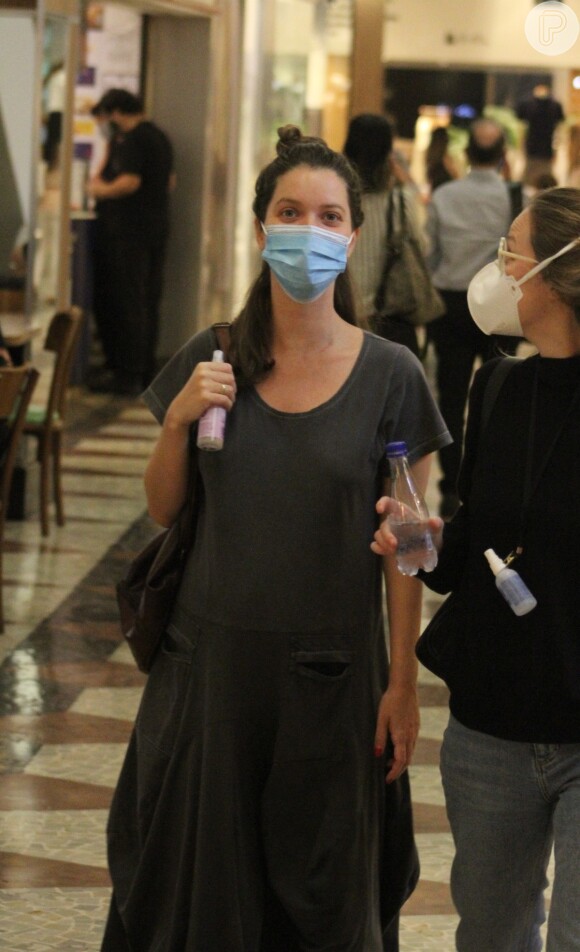 Nathália Dill não dispensou máscara de proteção individual em dia de shopping