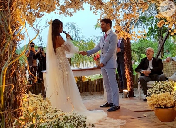 Carol Nakamura e Guilherme Leonel se casaram após dois anos de namoro em cerimônia para 40 pessoas