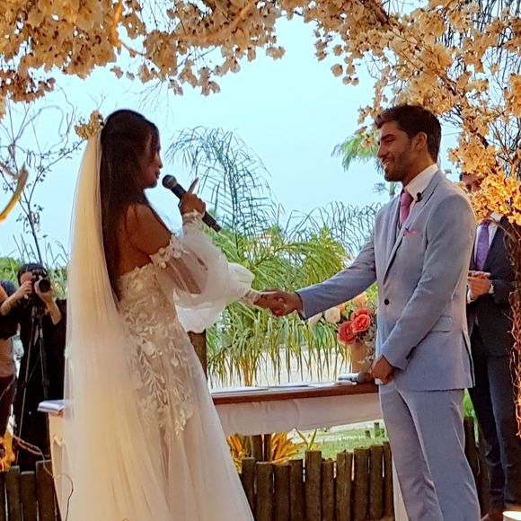 Carol Nakamura e Guilherme Leonel se casaram após dois anos de namoro em cerimônia para 40 pessoas