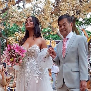 Carol Nakamura foi levada ao altar pelo pai, San Nakamura, e usou um vestido tomara que caia com transparência nas mangas