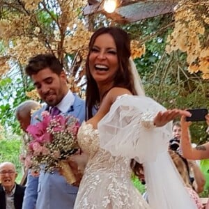 Carol Nakamura e Guilherme Leonel se casaram diante de 40 convidados e quatro casais de padrinhos em 12 de novembro de 2020