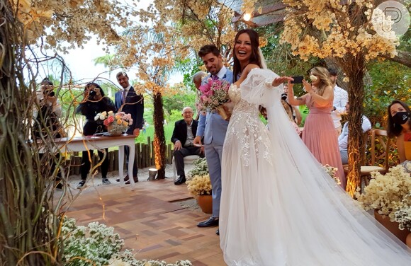 Carol Nakamura e Guilherme Leonel se casaram diante de 40 convidados e quatro casais de padrinhos em 12 de novembro de 2020
