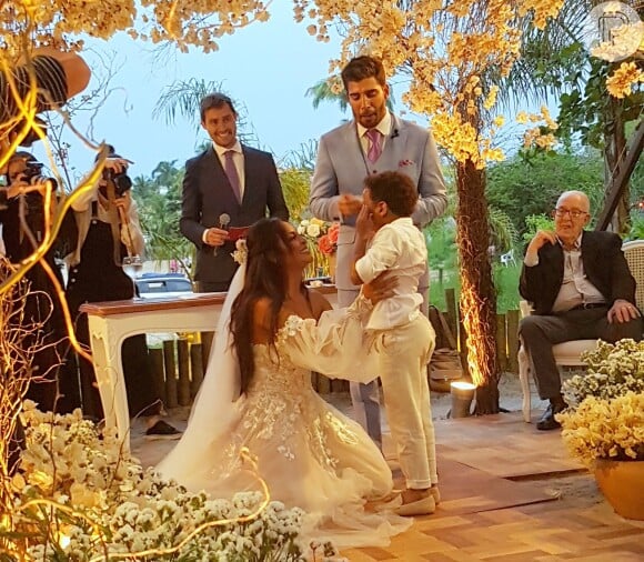 Filho de Carol Nakamura e Guilherme Leonel, Wallace, se emocionou no casamento dos pais