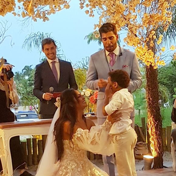 Filho de Carol Nakamura e Guilherme Leonel, Wallace, se emocionou no casamento dos pais