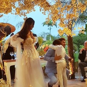 Filho de Carol Nakamura e Guilherme Leonel, Wallace, 10 anos, abraçou o pai no casamento do modelo e da atriz