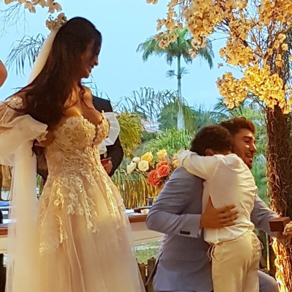 Filho de Carol Nakamura e Guilherme Leonel, Wallace, 10 anos, abraçou o pai no casamento do modelo e da atriz