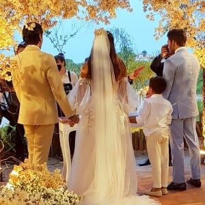 Carol Nakamura e Guilherme Leonel se casaram diante de quatro casais de padrinhos