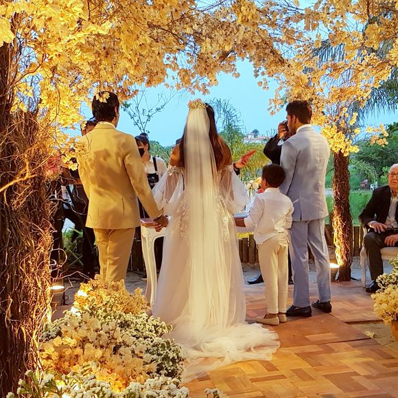Carol Nakamura e Guilherme Leonel se casaram diante de quatro casais de padrinhos