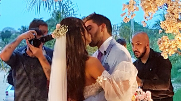 Vestido rendado e emoção em família: o casamento de Carol Nakamura e Guilherme Leonel
