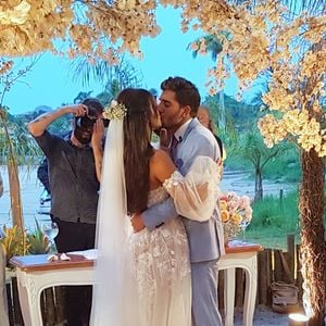 Carol Nakamura e Guilherme Leonel oficializaram o casamento após 2 anos de namoro