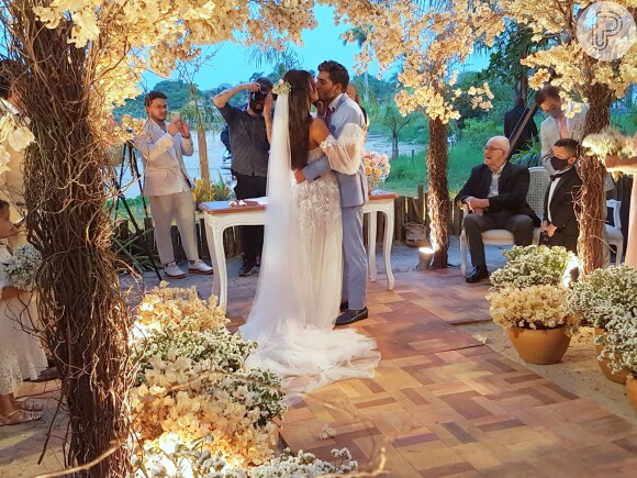 Carol Nakamura e Guilherme Leonel oficializaram o casamento após 2 anos de namoro