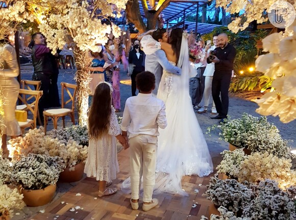Casamento de Carol Nakamura e Guilherme Leonel aconteceu em hotel de Búzios para 40 convidados