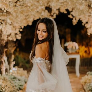 Carol Nakamura usou vestido de noiva com transparência nas mangas para se casar com Guilherme Leonel