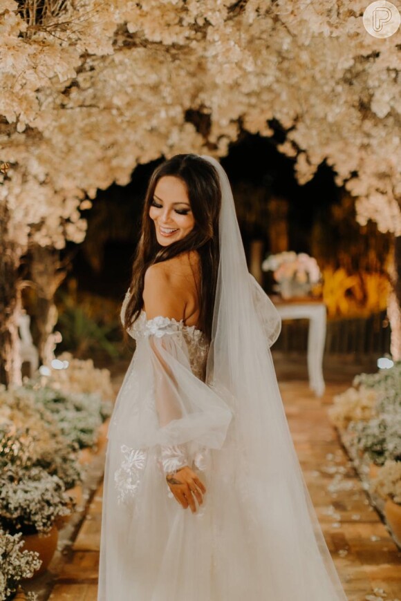 Carol Nakamura usou vestido de noiva com transparência nas mangas para se casar com Guilherme Leonel