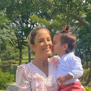 Ticiane Pinheiro ganha beijo da filha mais nova em momento de chamego