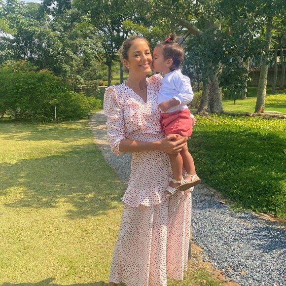 Ticiane Pinheiro ganha beijo da filha mais nova em momento de chamego