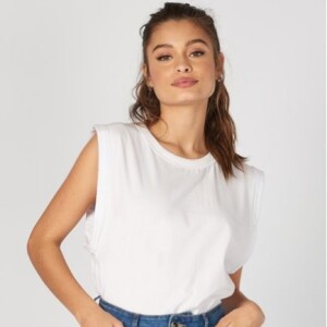 A blusa usada por Anitta é da grife Colcci e está esgotada