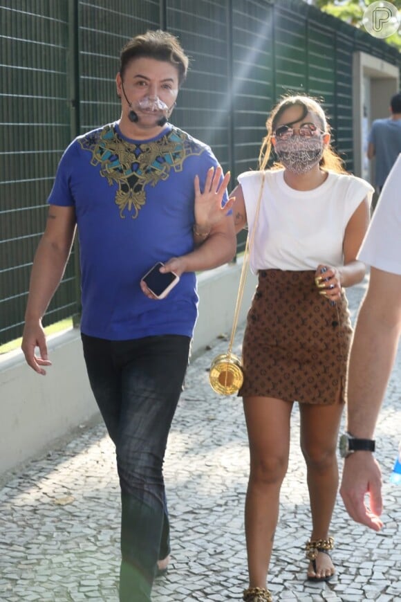 Anitta e David Brazil chegaram juntos para a votação