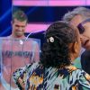 Otaviano Costa beija senhorinha da plateia ao ensinar beijo técnico no 'Amor & Sexo'