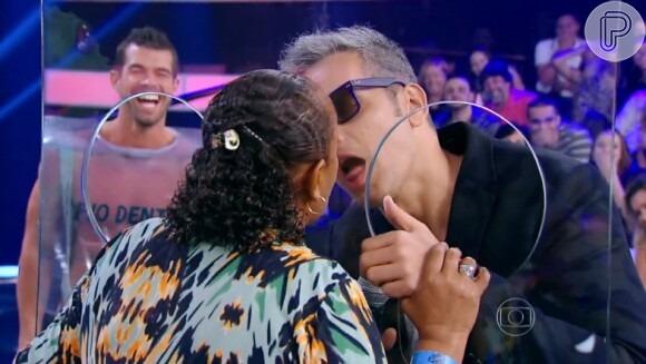 Otaviano Costa beija convidada da plateia ao ensinar beijo técnico no 'Amor & Sexo'