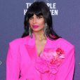   Jameela Jamil, da série 'The Good Place' chamou atenção a bordo de um terninho de alfaiataria em rosa fluor de Christopher John Rogers no  E! People's Choice Awards 2020 