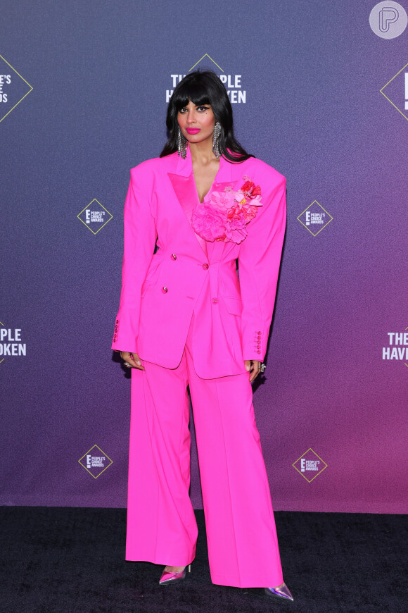 Jameela Jamil, da série 'The Good Place' chamou atenção a bordo de um terninho de alfaiataria em rosa fluor de Christopher John Rogers no E! People's Choice Awards 2020