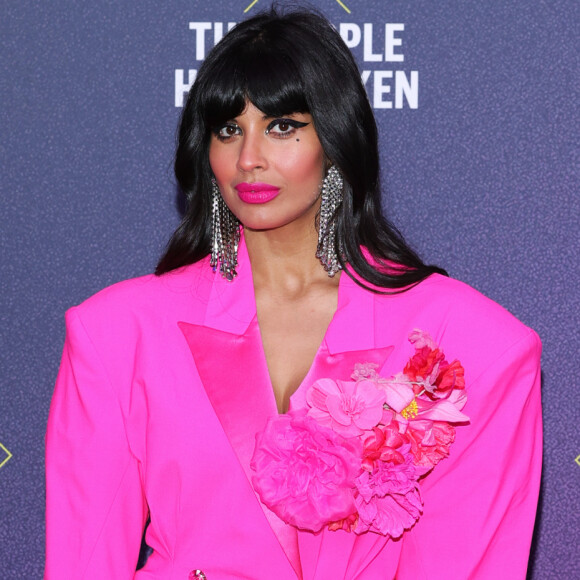 Jameela Jamil, da série 'The Good Place' chamou atenção a bordo de um terninho de alfaiataria em rosa fluor de Christopher John Rogers no E! People's Choice Awards 2020