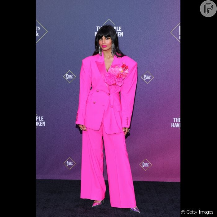   Jameela Jamil, da série &#039;The Good Place&#039; chamou atenção a bordo de um terninho de alfaiataria em rosa fluor de Christopher John Rogers no  E! People&#039;s Choice Awards 2020 